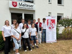 Gruppenfoto der Promoterinnen und Promoter von Temmel Fundraising vor der Diözesangeschäftsstelle Osnabrück