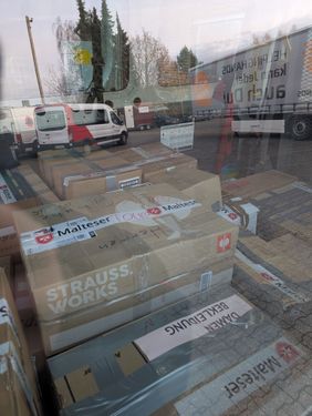 Foto der zahllosen Pakete im Transporter der Malteser