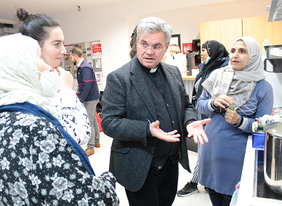 Küchengespräche mit Weihbischof Benz beim Besuch des Malteser Integrationsdienstes. Es wurde algerisch gekocht. Foto: Bistum Mainz / Blum