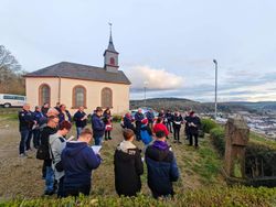 Versammelte Menschen vor einer Kapelle 