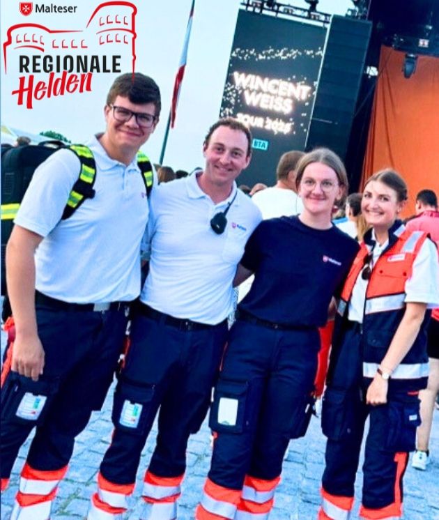 Vier Personen leistet während eines Konzertes einen Sanitätsdienst