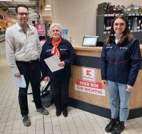 Der Filialleiter von Kaufland zusammen mit der Ortsbeauftragten und der Referentin für Fundraising
