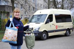 Foto © Michael de Clerque/Malteser: Schwere Einkaufstaschen schleppen, das übernehmen die Malteser Helferinnen und Helfer vom Mobilen Einkaufswagen.