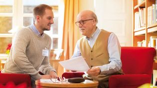 Ein älterer Mann und ein jüngerer sprechen über die Patientenverfügung.