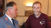 Max Rauecker und Hubert Gallenberger bei der Übergabe der Plakette.