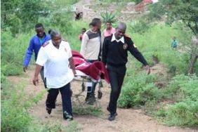 Home care team accompanies a patient along a path; newsletter no. 36, 2017