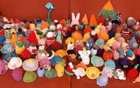 Viele bunte gestrickte Mützen