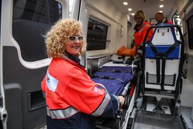 Malteser-Mitarbeitende präsentieren den Innenraum des Herzenswunsch-Krankenwagens – Einblick in Ausstattung und Atmosphäre