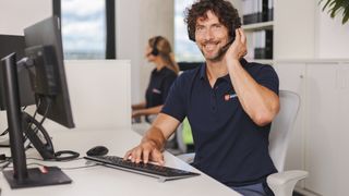 Malteser Mitarbeiter in der Hausnotrufzentrale nimmt einen Anruf an.
