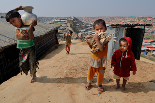 Die Kinder sind in Bangladesch oft für das Wasserholen verantwortlich.