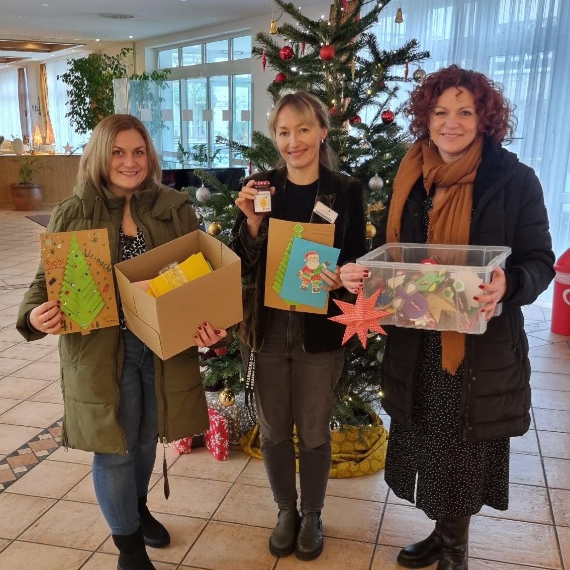 Malteser übergeben Geschenke