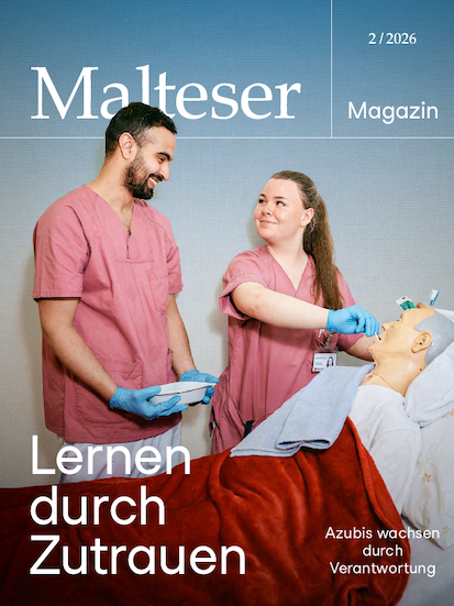 Malteser Magazin Ausgabe 02 in 2026 Auszubildende in der Altenpflege üben an einer Puppe