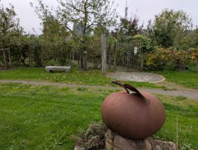 Eine Metallskulptur eines Apfels