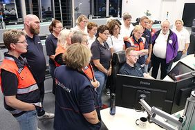 Eine Gruppe von PSNV-Helferinnen und Helfern steht in der Rettungs- und Feuerwehrleitstelle Vechta.