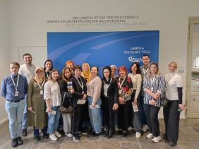 Gemeinsames Gruppenbild der Geflüchteten beim Besuch des Landtag von Rheinland-Pfalz. (Foto: Malteser Ludwigshafen)