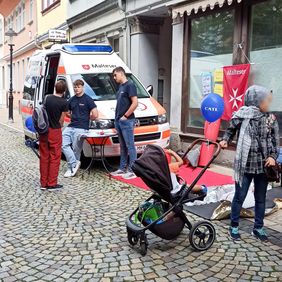 Menschen informieren sich an einem Stand.