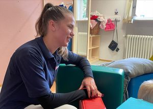 Eine junge Frau kümmert sich um die Betreuung von Kindern