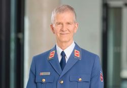 Mann in Malteser Dienstbekleidung
