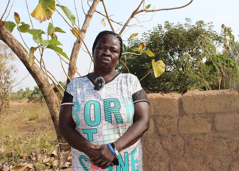 Lucia Adu aus dem Dorf Momoi im Südsudan schaut ernst in die Kamera.