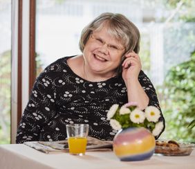 Eine ältere Frau am Telefon.
