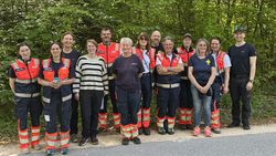 Gruppenfoto mit Mitgliedern der Malteser Rettungshundestaffel und der AG Mantrailing