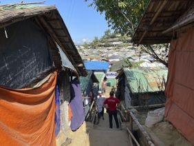 Ein Malteser Mitarbeiter auf dem Weg zu einer Gesundheitsstation im größten Flüchtlingscamp der Erde, in Bangladesch. Foto: Malteser International