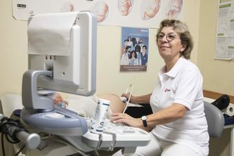 Untersuchung einer Schwangeren in der Malteser Medizin für Menschen ohne Kra. Foto: Lux/Maltesernkenversicherung