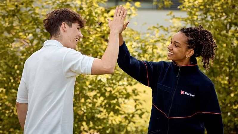 Ein Junge und ein Mädchen geben sich ein High-Five