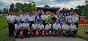 Gruppenfoto von knapp 40 Personen auf dem Festivalgelände in Rosenheim