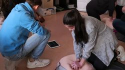 Malteser Schulsanitäter in Grafing üben Reanimation mit Mitschülern