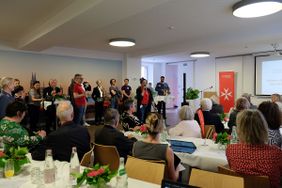 Im Bistro ‚Laurentius‘ des St. Hildegardis Krankenhaus in Köln-Lindenthal, wo gegenüber auch die Praxisräumlichkeiten der MMM liegen, wurde der 20. Geburtstag der MMM Köln mit einem kleinen Festakt gefeiert.