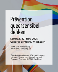 Hände von mehreren Personen, die eine Regenbogenfahne halten. Im Vordergrund steht Prävention queersensibel denken und Anmeldedaten.