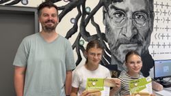 Belegten beim bundesweiten Jugendwettbewerb Informatik den ersten Platz: Martha Brandhoff und Mira Kreutzer aus der 6c. Mit ihnen freut sich Informatiklehrer Dennis Gehlen.
