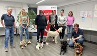 Sechs neue Mensch-Hund-Teams gibt es bei den Maltesern in Hennef v.l.: Elke Wertenbruch (Leiterin des Dienstes), Evelyn Kraus mit Hündin Judy, Elke Brunowsky und Sam, Beate Gerber-Lentzen und Emmi, Hundetrainerin Britta Gasparics, Corinna Lenz mit Rosinchen sowie Angelika Klein und ihre Hunde Ylvie und Mara. 