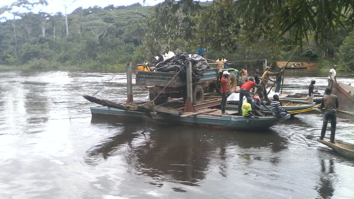 ... dann ohne Ladung über den Fluss geschifft, um an anderen Ufer angekommen, wieder beladen zu werden.