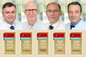 Vier Mediziner im weißen Kittel mit den Auszeichnungen Top-Klinik von Focus Gesundheit.