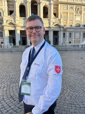 Nils Brandes in seiner Einsatzbekleidung vor der Basilika Santa Maria Maggiore