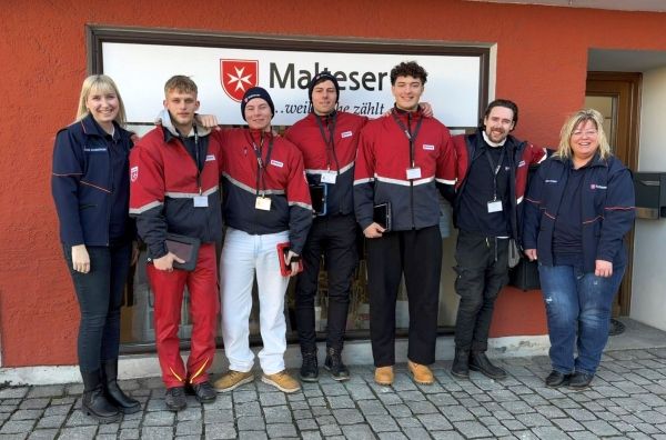 Mitgliederreferentin Stefanie Burmberger (l.) und Dienststellenleiterin Rita Bruckhuber (r.) wünschten den Werbebeauftragten beim Start der Aktion an der Dienststellen Aidenbach viel Erfolg. 