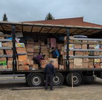 Ein mit Kartons beladener LKW