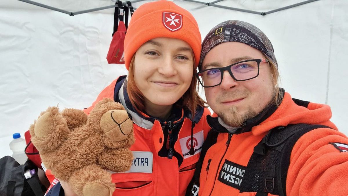 Ein junger Mann und eine junge Frau von den Maltesern mit einem Stoffteddy