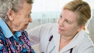 Eine Seniorin spricht mit einer ambulanten Pflegerin.