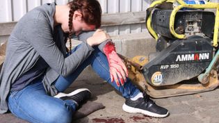 Ein Mädchen spielt für die Realistische Unfalldarstellung der Malteser, dass sie sich verletzt hat.