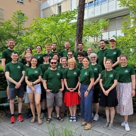 Eine größere Anzahl von Menschen als Gruppe vor einem Gebäude