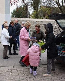 Menschen bringen Geschenke für Aktion der Malteser