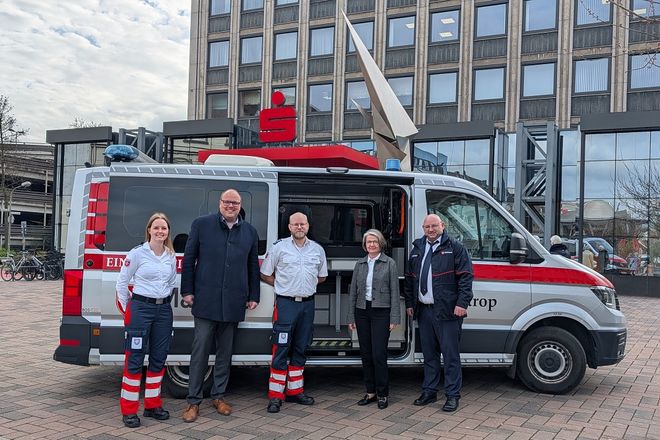 Das Einsatzteam der Malteser zusammen mit den Vertretern der Sparkasse vor dem Einsatzleitwagen. 