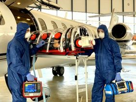 Schnell und sicher transportiert per Flugzeug. Darauf kommt es an, wenn die Malteser Menschen mit einer COVID-19-Erkrankung betreuen. Foto: Quick- Air/Malteser