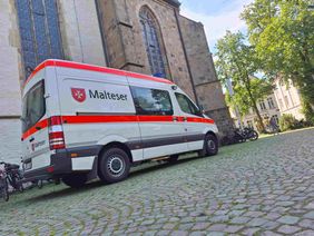 Das Einsatzfahrzeug der Malteser vor der St. Clemens Kirche in Telgte