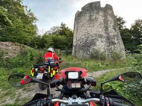 Abbildung von zwei Einsatzmotorrädern der Malteser vor einer alten Mauer