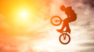 Ein BMX-Fahrer springt mit seinem Fahrrad durch die Luft