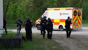 Mehrere Beamte üben das Sichern des Malteser Rettungswagens